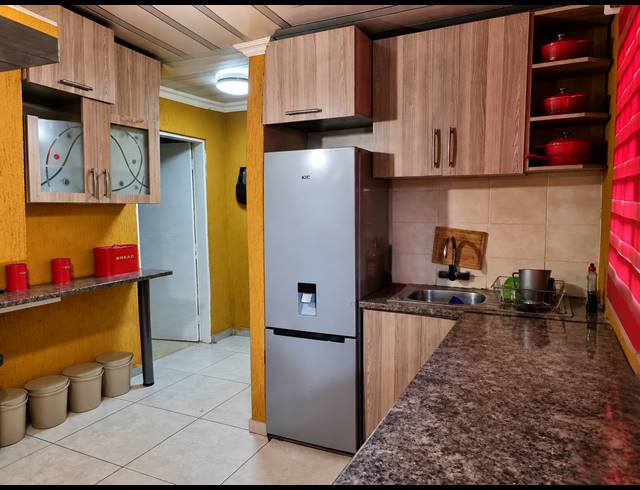 3 BEDROOM HOUSE FOR SALE IN STRETFORD